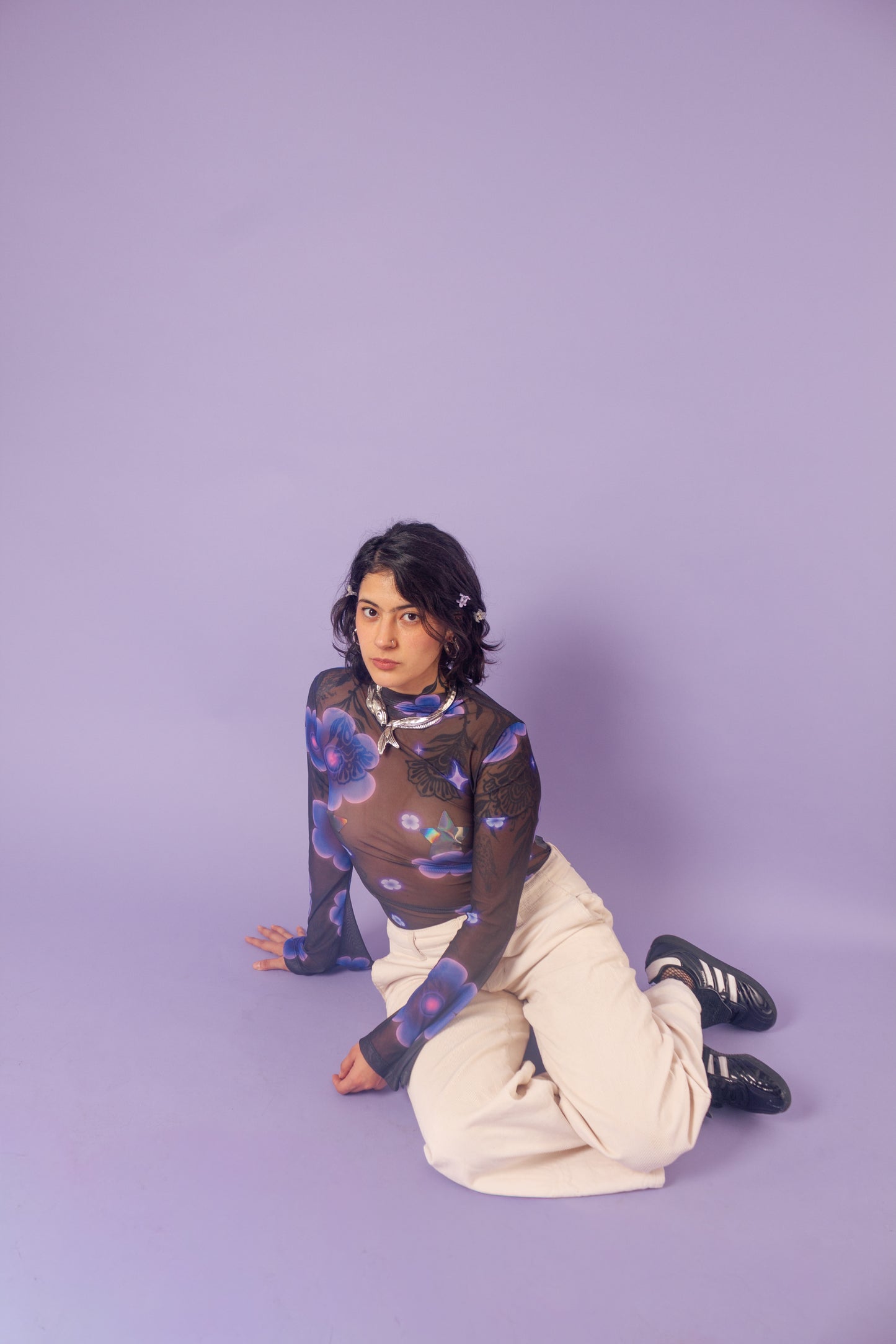 Blusa mesh manga campana flores moradas